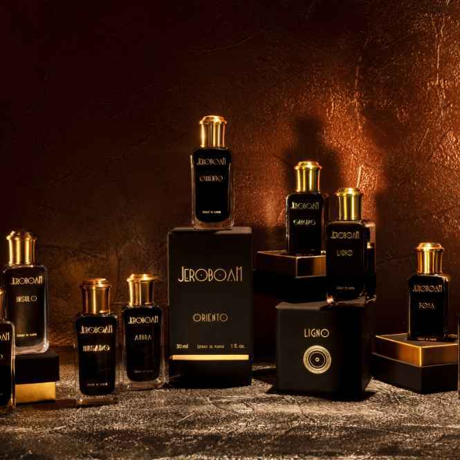 طبق حلوى كاراجا آريس باللون الأحمر