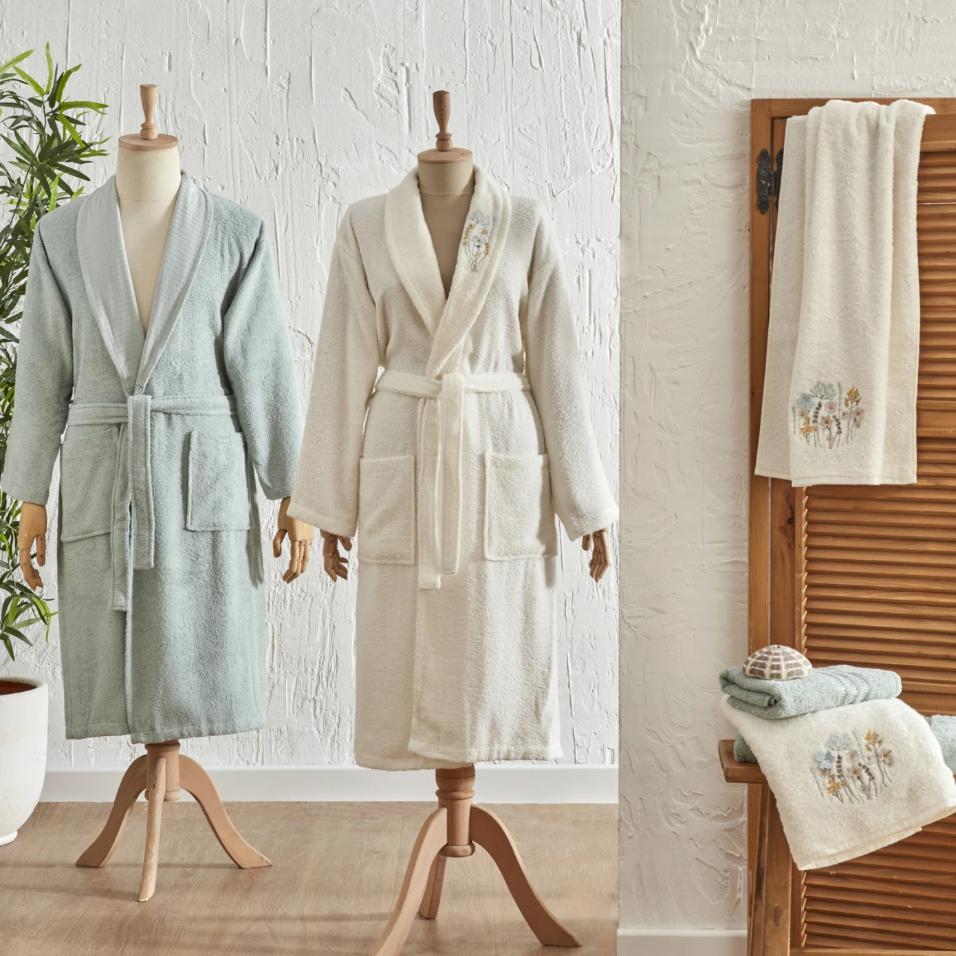 [200.22.05.0098] KH RUSSELL طقم حمام عائلي 6 قطع مطرز ثلاثي الأبعاد باللون الأبيض النعناعي