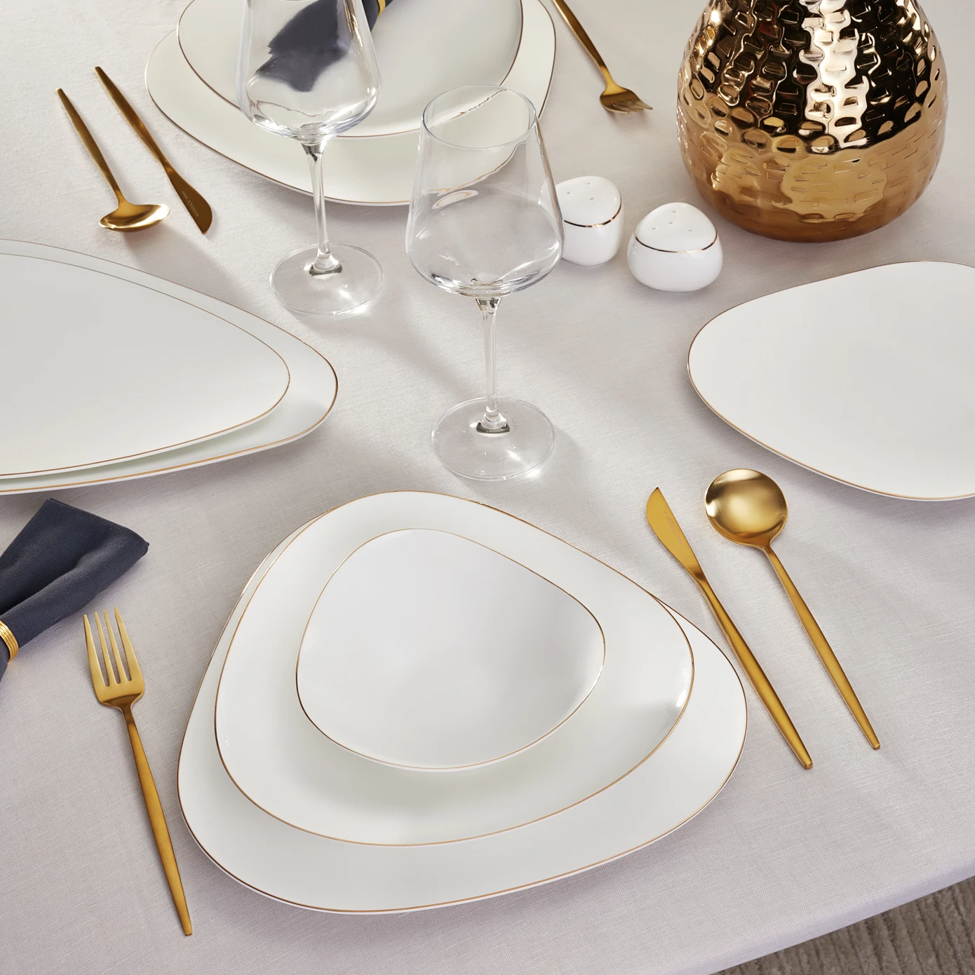 [153.03.08.1956] KARACA FINE PEARL EXTRA TRISTAN GOLD 62 PIECE YMT TRN
