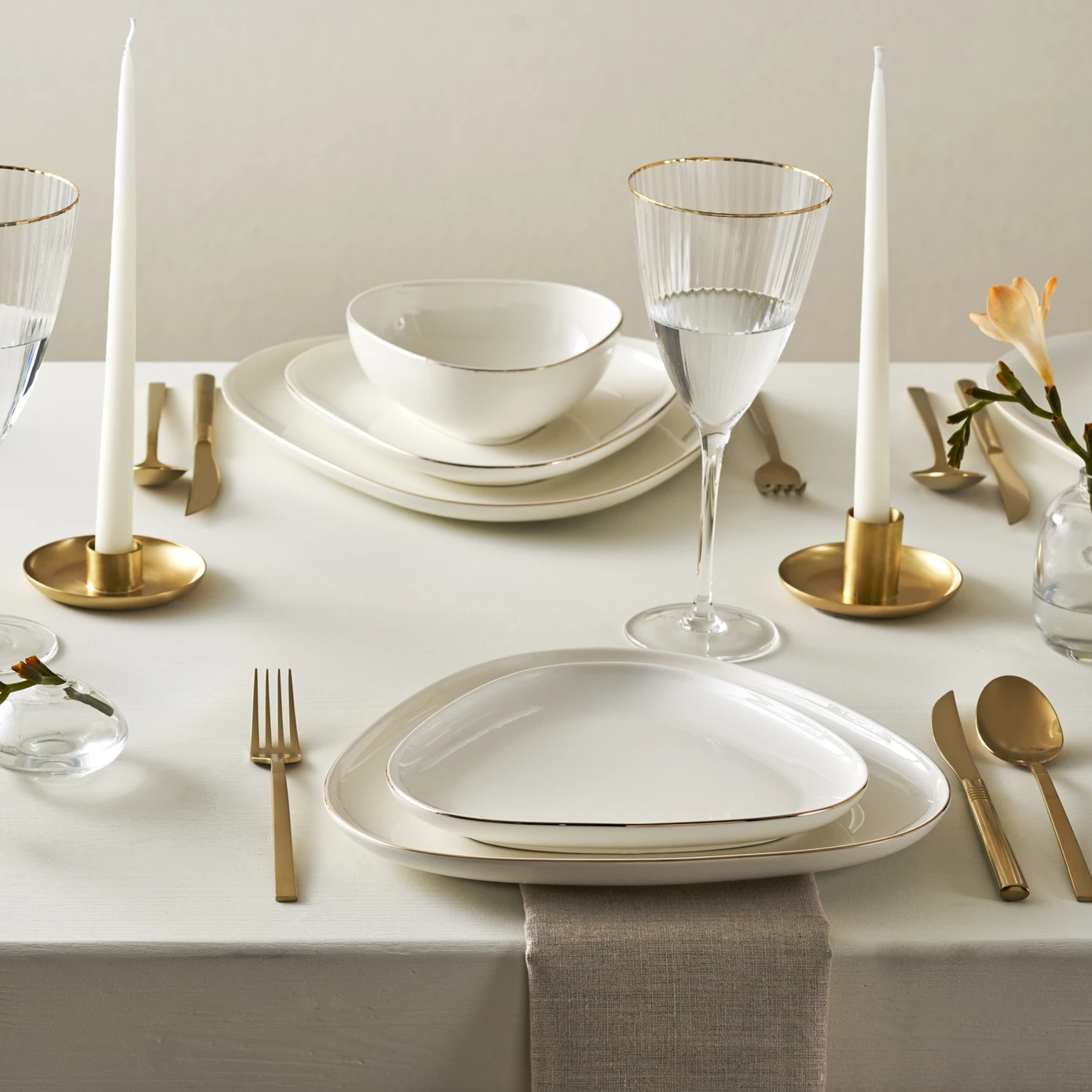 [153.03.06.9728] KARACA STREAMLINE TRIANGLE 24 PIECES DINNER SET FOR 6 PEOPLE